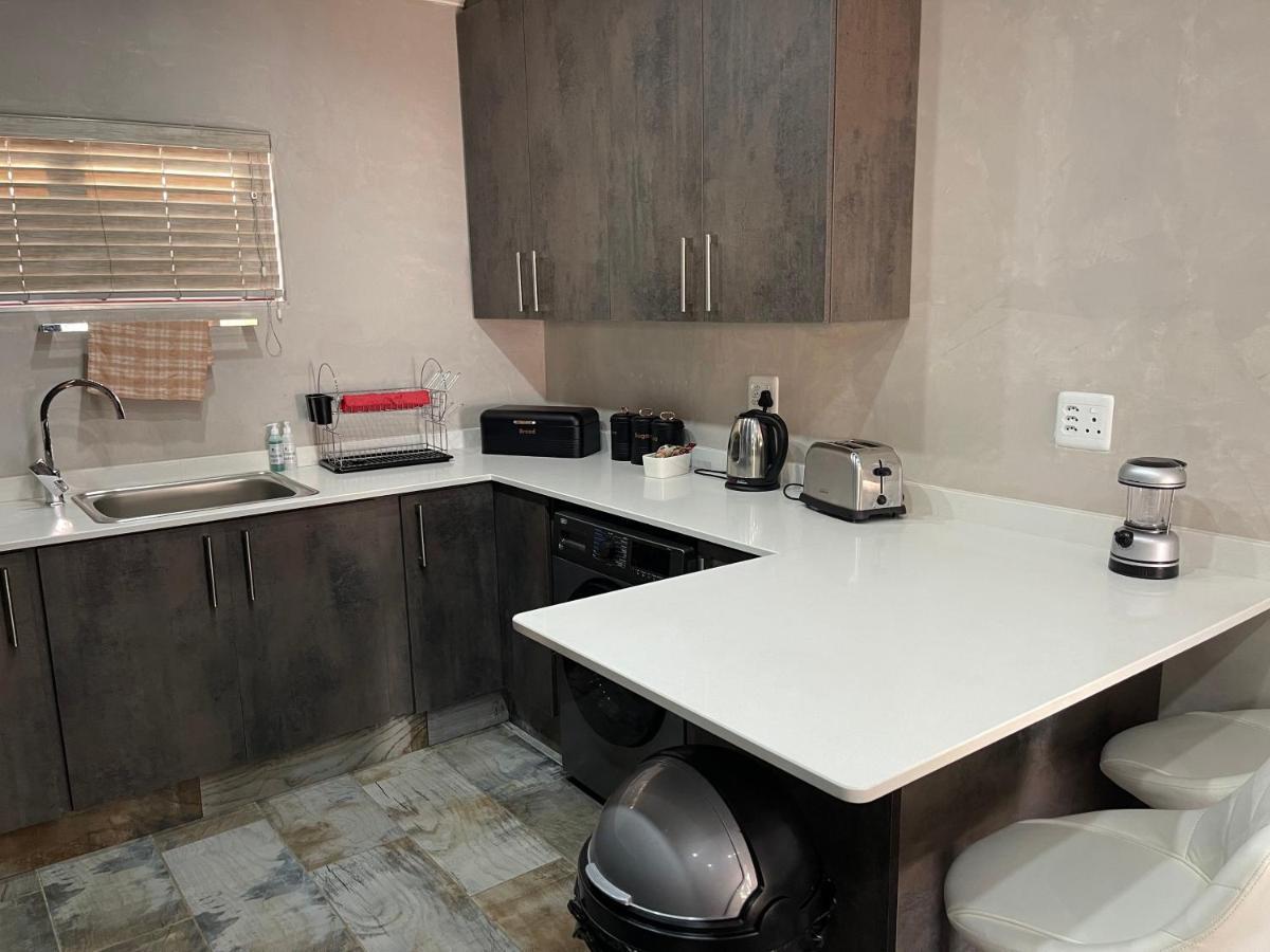 Upper Room Guesthouse Kirkwood ภายนอก รูปภาพ