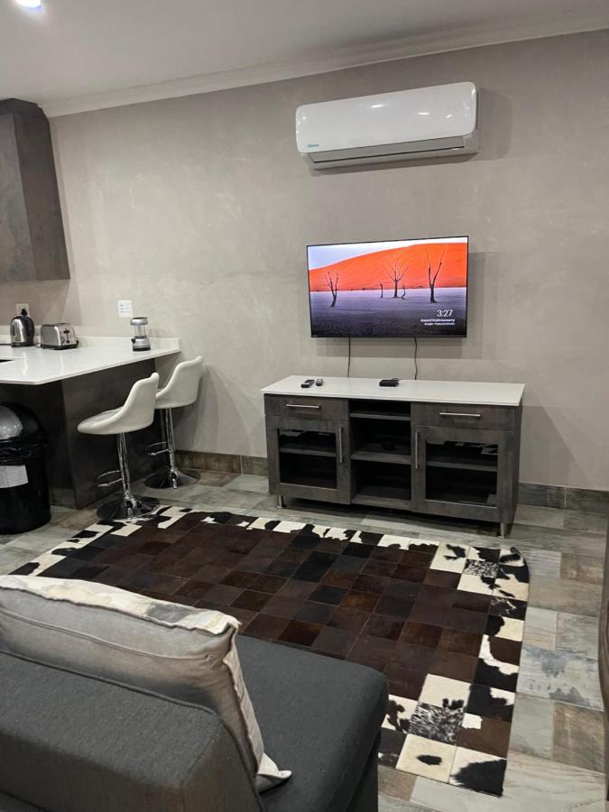 Upper Room Guesthouse Kirkwood ภายนอก รูปภาพ